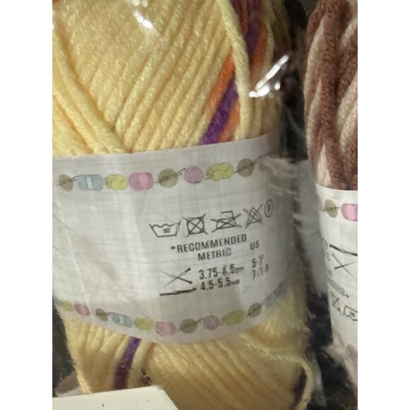 Mira Handcrafts 4 skeins of yarn 2 crochet hooks 40 Berry Pins Opened Bag New - Picture 12 of 13